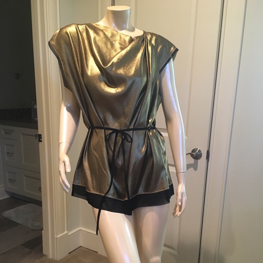 Vera Wang size XL black and gold blouse